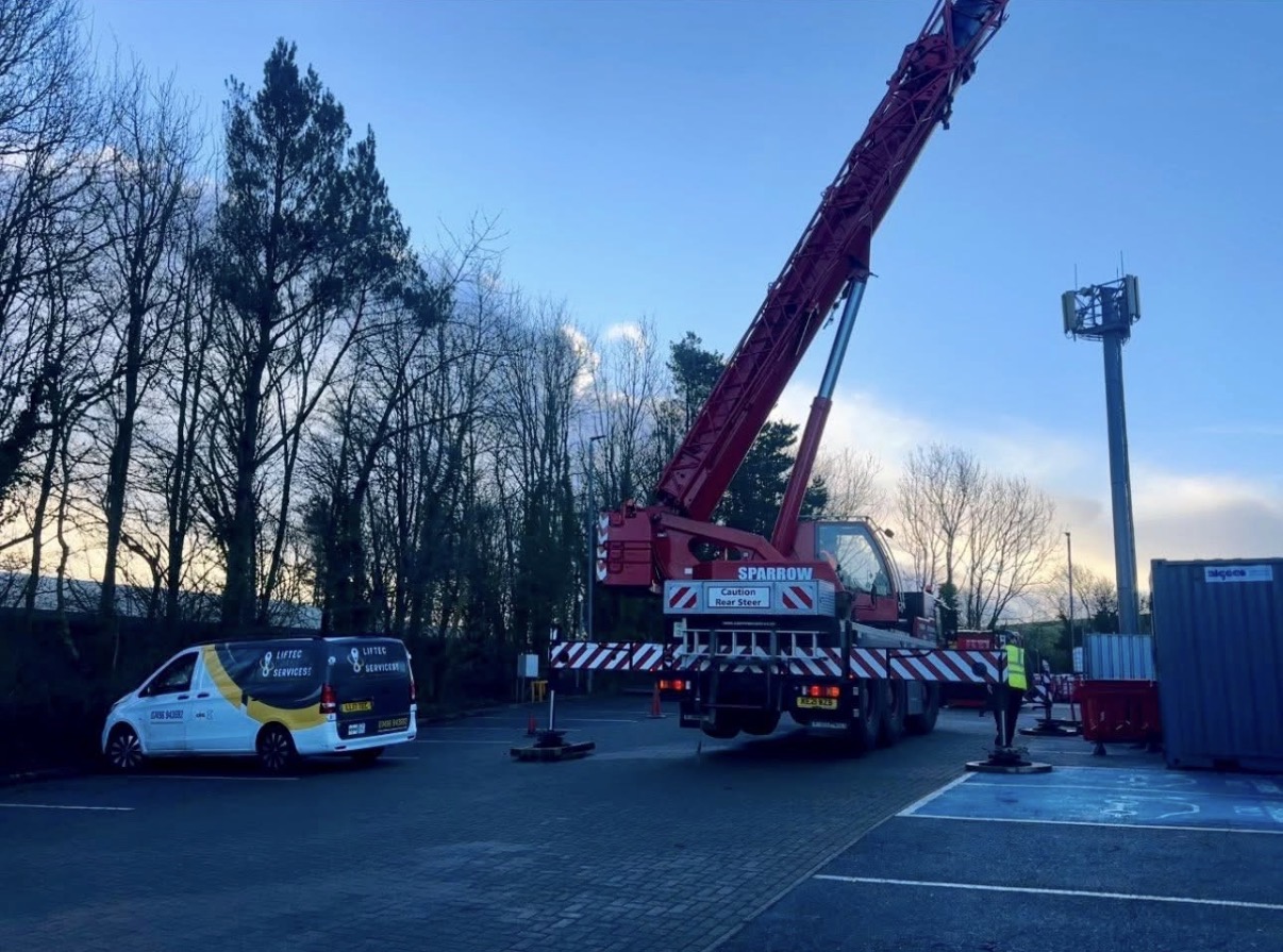Sparrow mobile crane rigged next to the Liftec service van